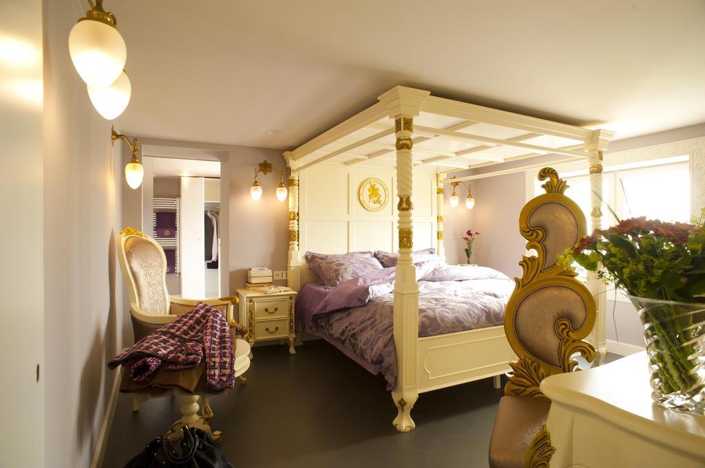 B&B Saint-Georges -Located In The City Centre Of Bruges- Cameră foto A bedroom at the hotel